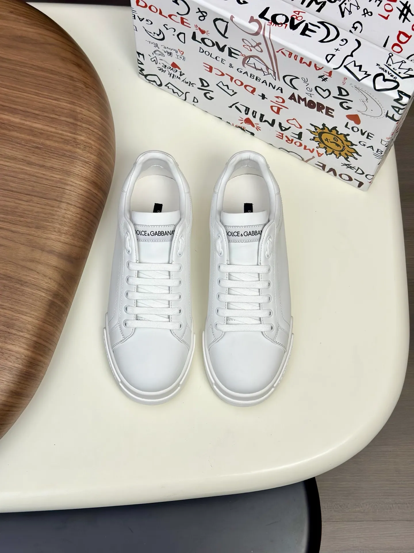 New product 💰800 DG Dolce & Gabbana men's shoes 💰ortofino calfskin sneakers ♞size; 39~44 (customized 38.45.46) Iconic men's shoes 💰ortofino series of sneakers, classic and timeless style, now presented with fashionable details. The calfskin engraved DG logo is a subtle finishing touch. Men's shoes💰ortofino calfskin sneakers: